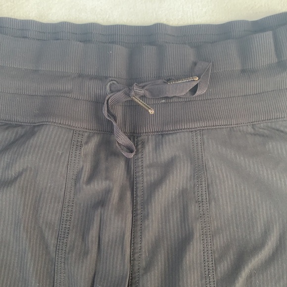 Lululemon lightweight Capri pant sz 8 - Picture 5 of 5